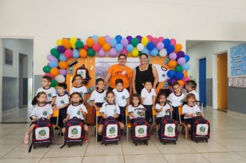 Foto - Entrega de Uniformes e kits escolares