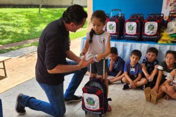 Foto - Entrega de Uniformes e kits escolares