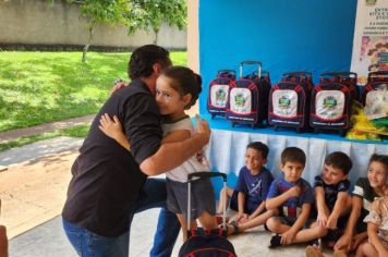 Foto - Entrega de Uniformes e kits escolares