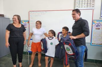 Foto - Entrega de Uniformes e kits escolares