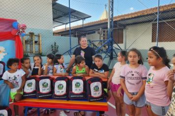 Foto - Entrega de Uniformes e kits escolares