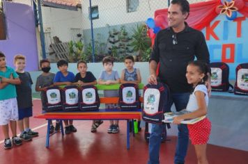 Foto - Entrega de Uniformes e kits escolares