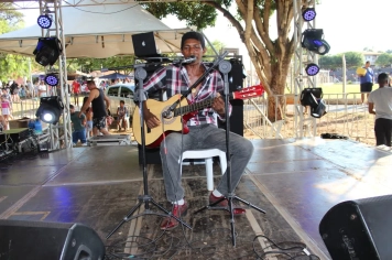 Foto relacionada - Palco da cultura e turismo apresentou vários talentos locais na festa do primeiro de maio. 