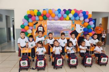 Foto - Entrega de Uniformes e kits escolares