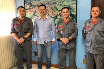 Corpo de Bombeiros de Itaí apresenta relatório de atividades ao Prefeito Thiago Michelin