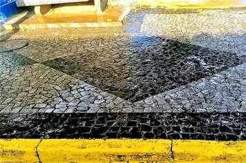 Prefeitura Municipal de Itaí realiza limpeza na Praça da Bandeira