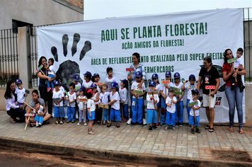 Crianças do ensino infantil realizam plantio de mudas de ipês em Itaí