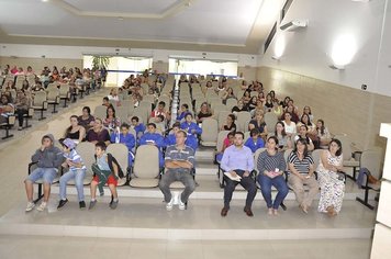 Secretaria da Educação realiza palestra com professores na Câmara Municipal