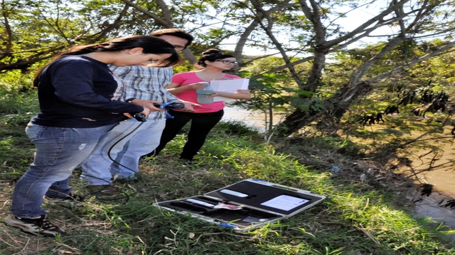 Professores e estudante de Biologia realizam inspeção ambiental no Ribeirão dos Carrapatos em Itaí