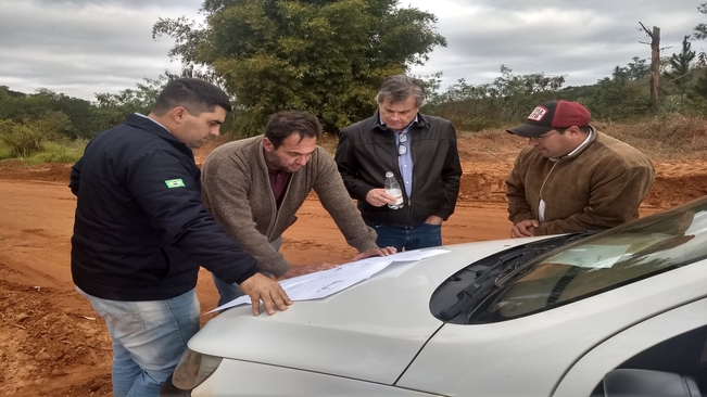 Prefeito de Itaí e vereadores visitam obras na estrada Santa Terezinha   