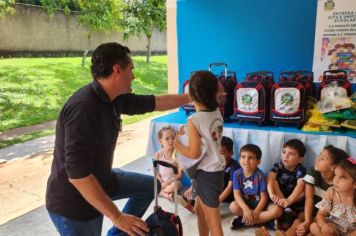 Foto - Entrega de Uniformes e kits escolares