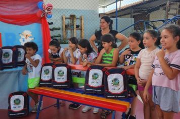 Foto - Entrega de Uniformes e kits escolares