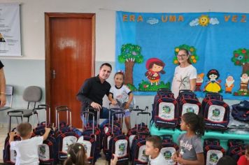 Foto - Entrega de Uniformes e kits escolares