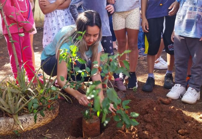 Secretaria comemora o dia da árvore com plantio de mudas